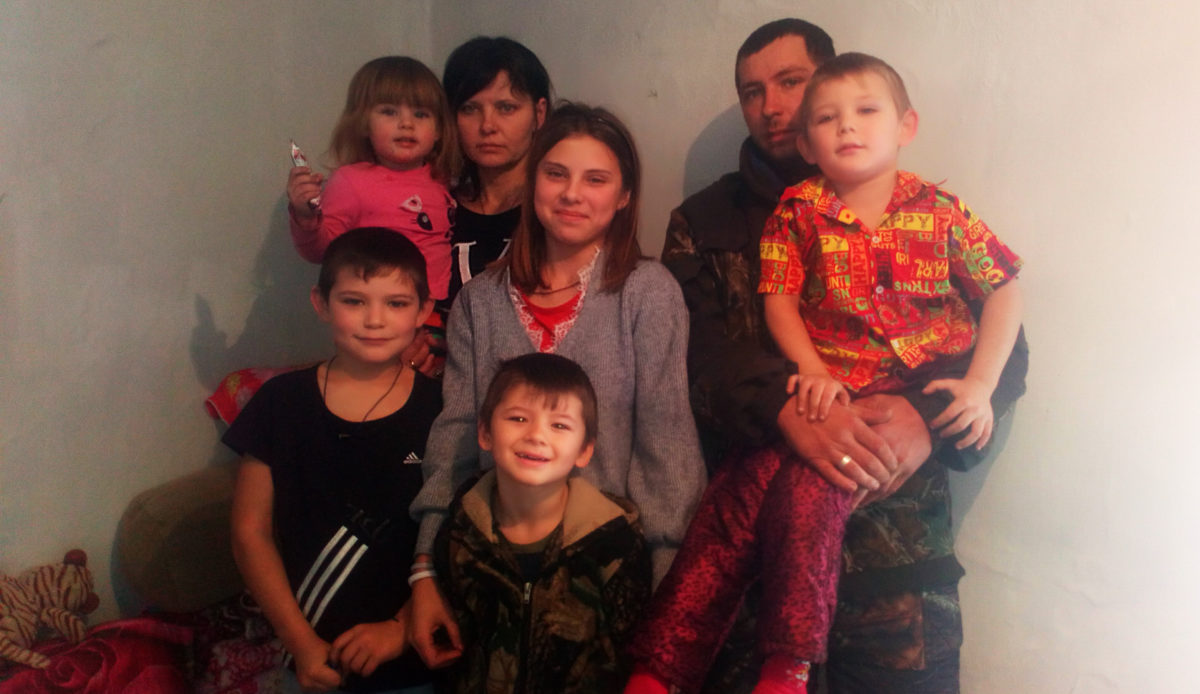 «Выскочили в чем были!»: семья с 5 детьми осталась без дома