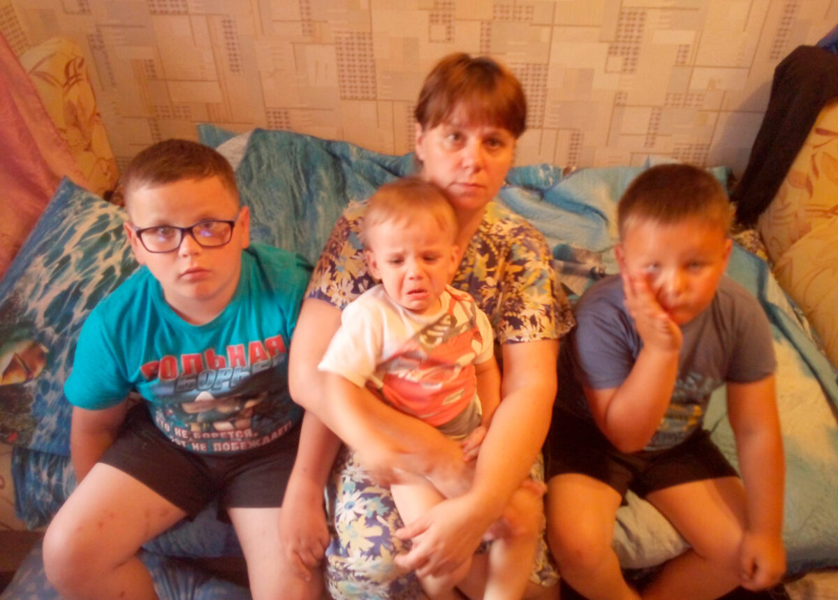 «Выбегали босиком»: Крупный пожар оставил семью с пятью детьми без жилья