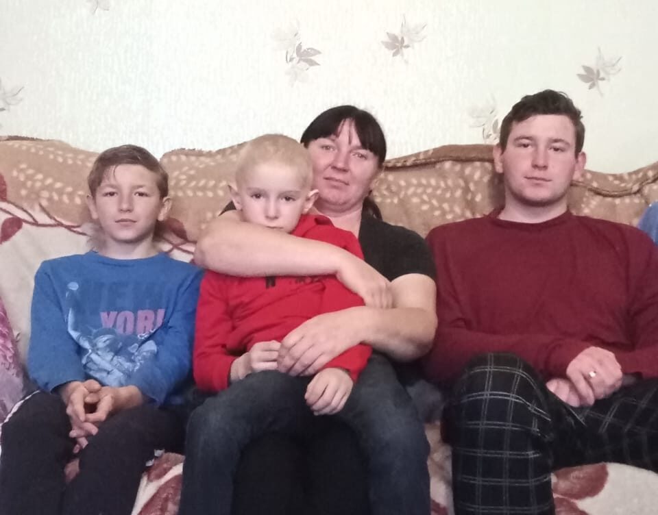 Семья с тремя детьми из Краснодарского края попала в беду: зимой остались без жилья и теплой одежды
