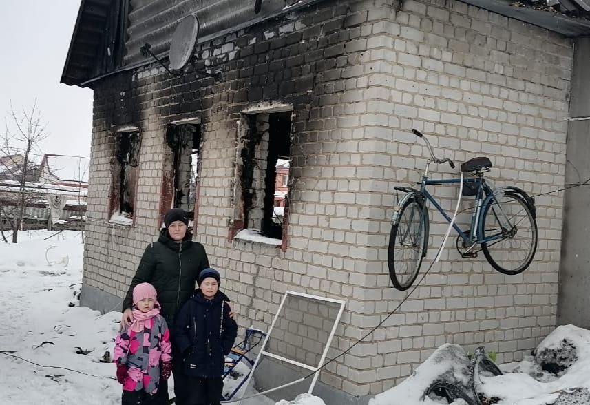 Страшный пожар оставил семью с четырьмя детьми без крыши над головой